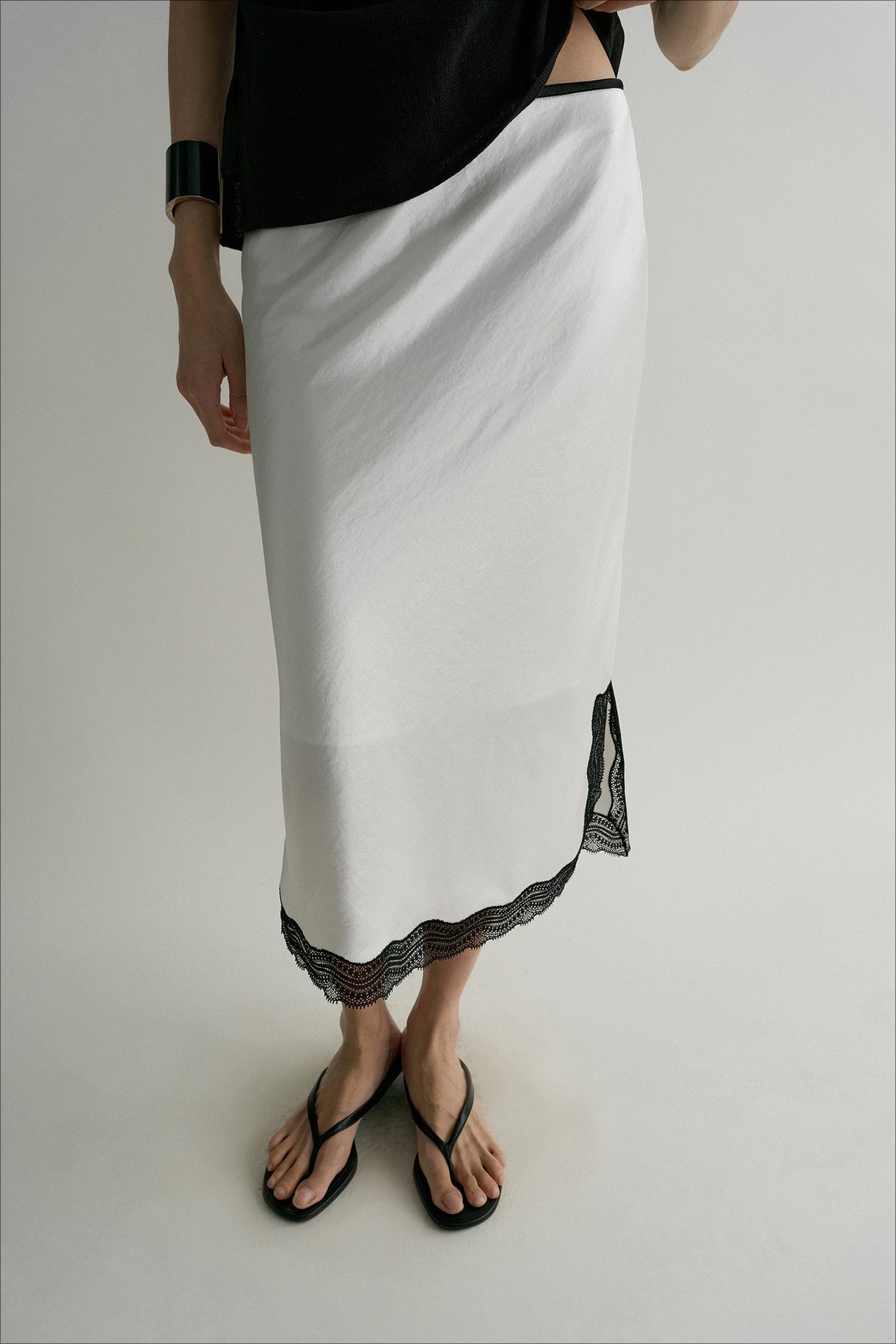 Lace-trimmed satin midi skirt | 3 color