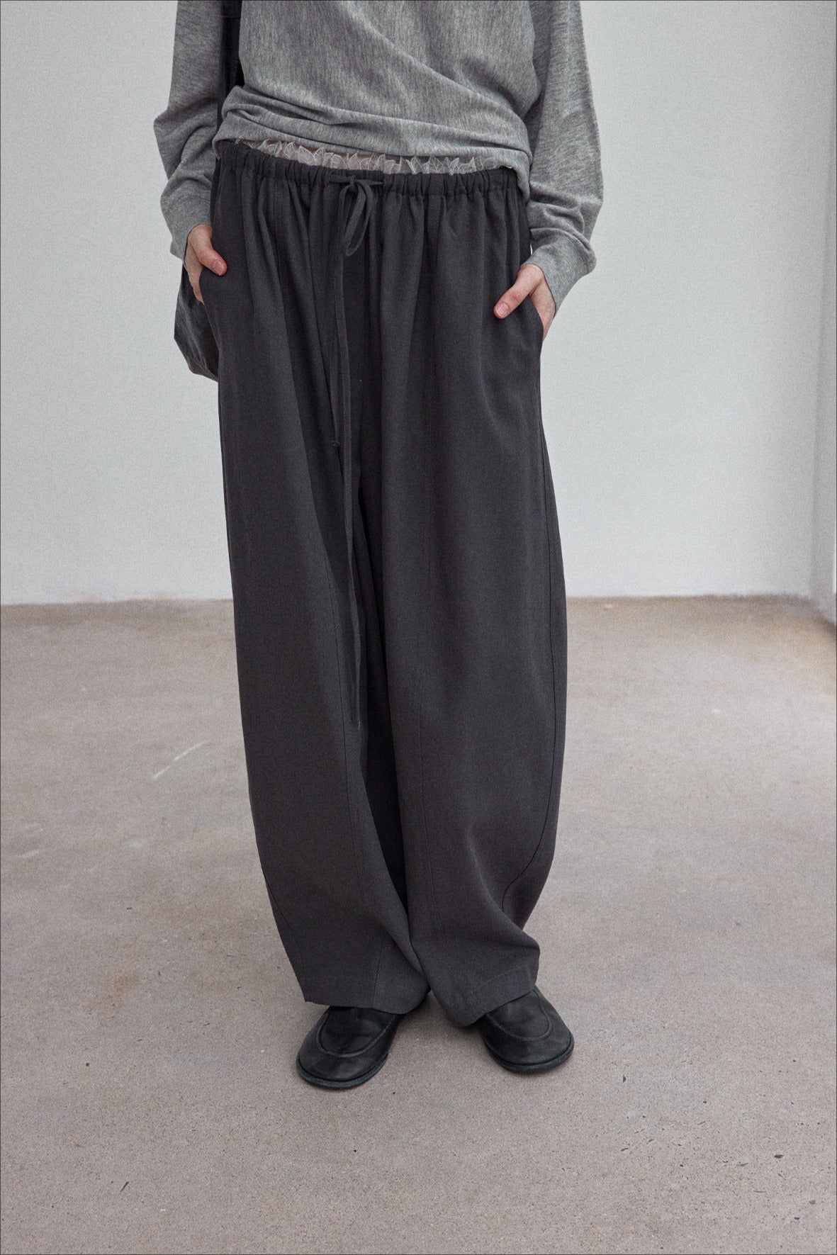 Pantalón holgado de algodón con cintura de encaje, estilo capullo, color gris oscuro