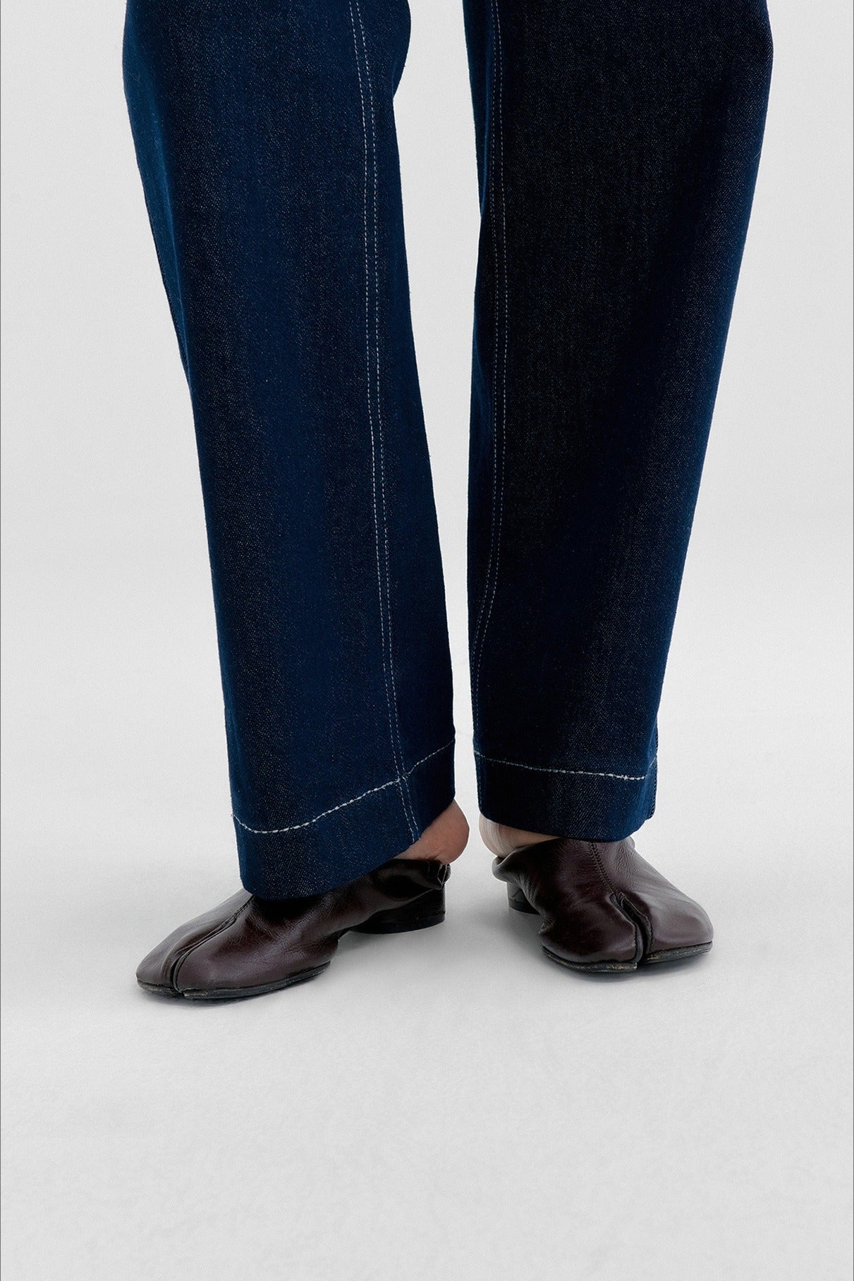 Cotton blend contrasting stitching straight leg jeans