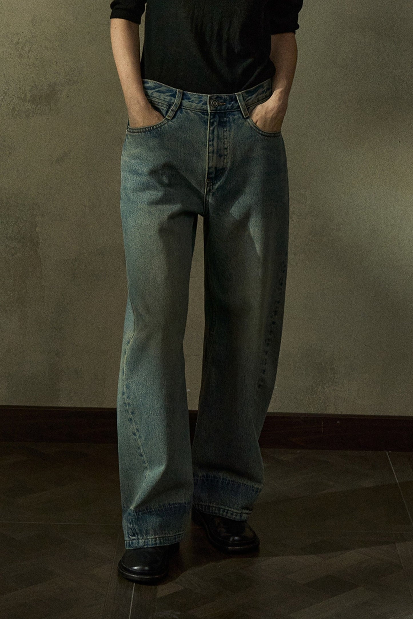 Cotton blend contrasting cuff scythe-shaped leg jeans | 2 color