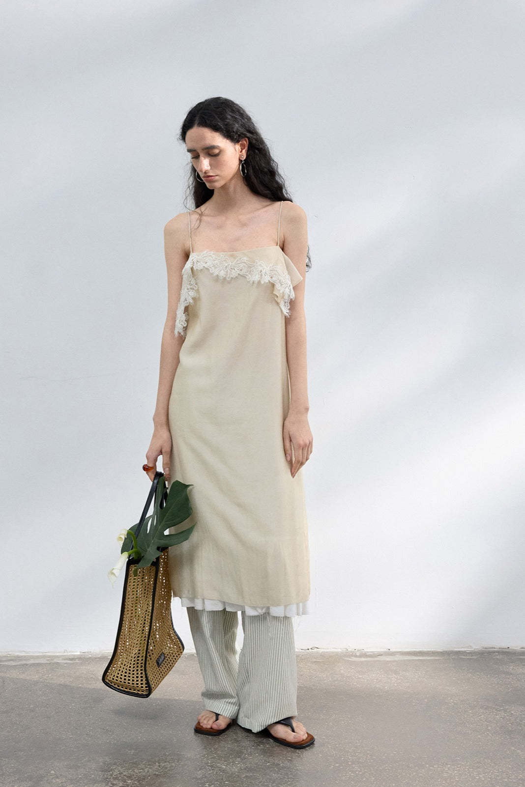 Vestido elegante ligero con ribete de encaje y borde sin rematar, con cinturón.