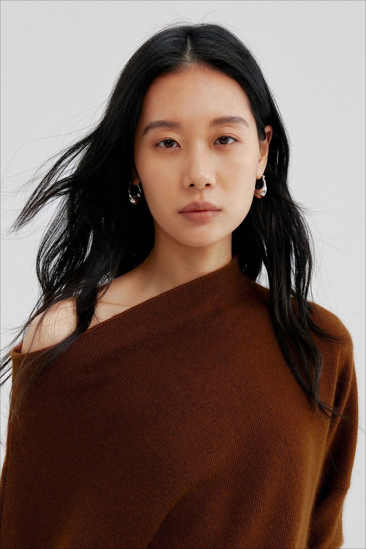 Soft and cozy off-shoulder sweater | 2 color