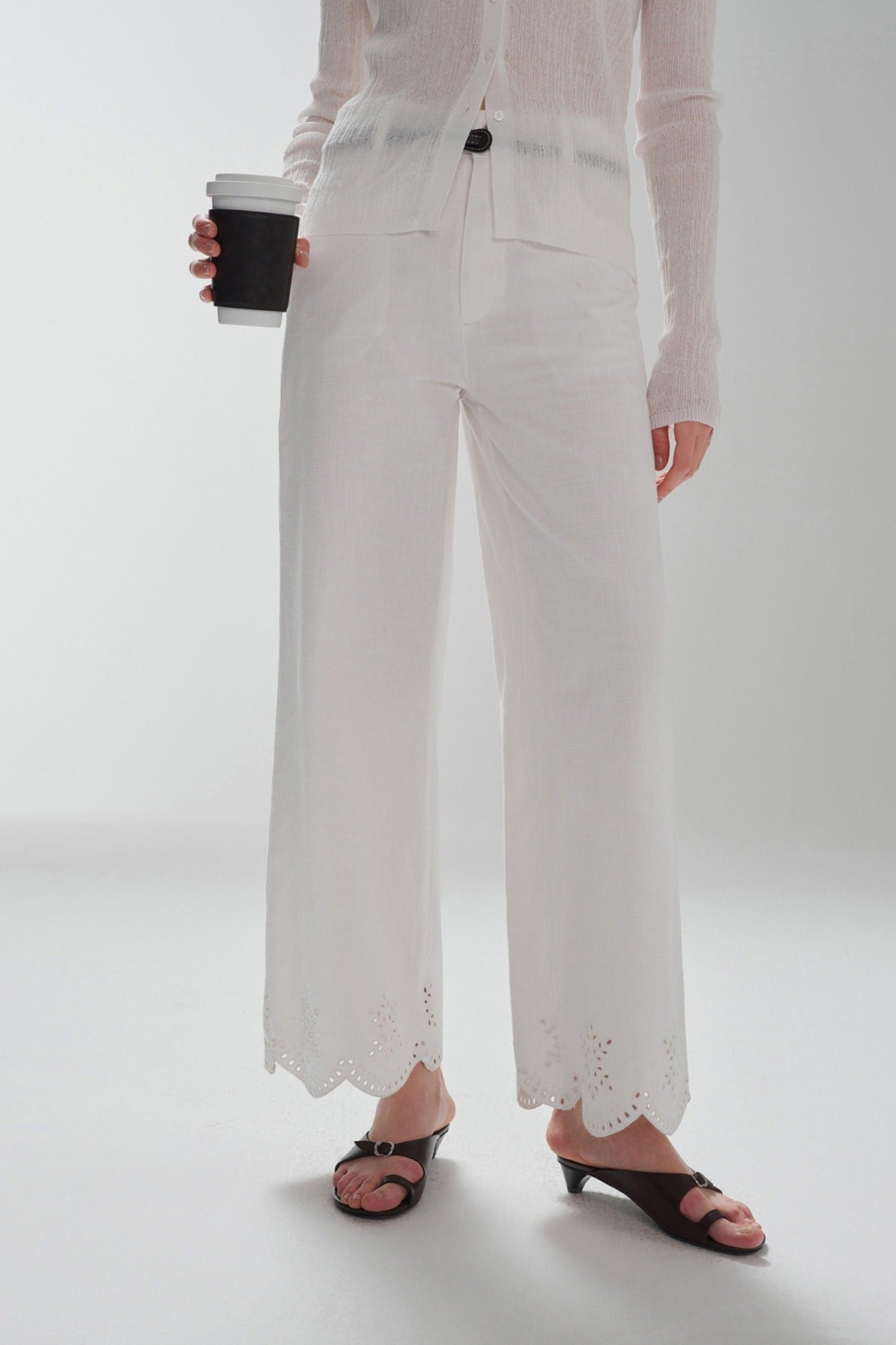 Vaqueros rectos con bordado floral 100 % algodón | 2 colores