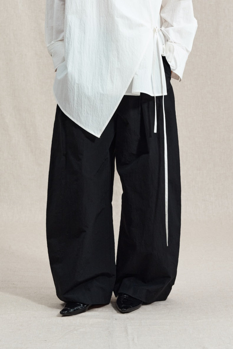 Pantalones holgados con silueta de capullo y textura similar al papel