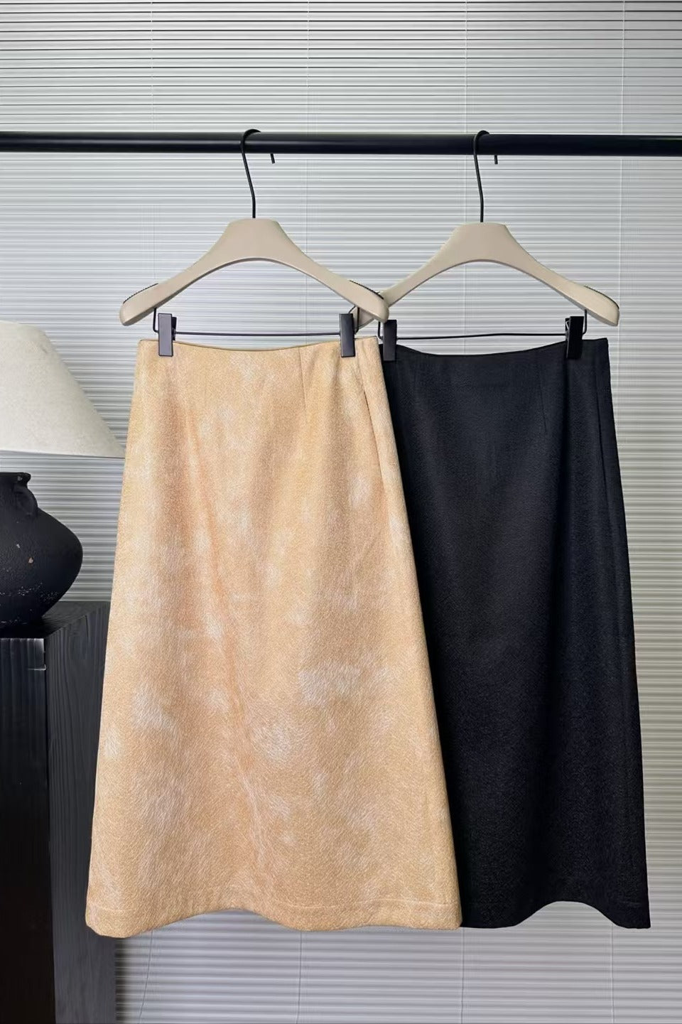 Crackle-glaze effect back split skirt | 2 color