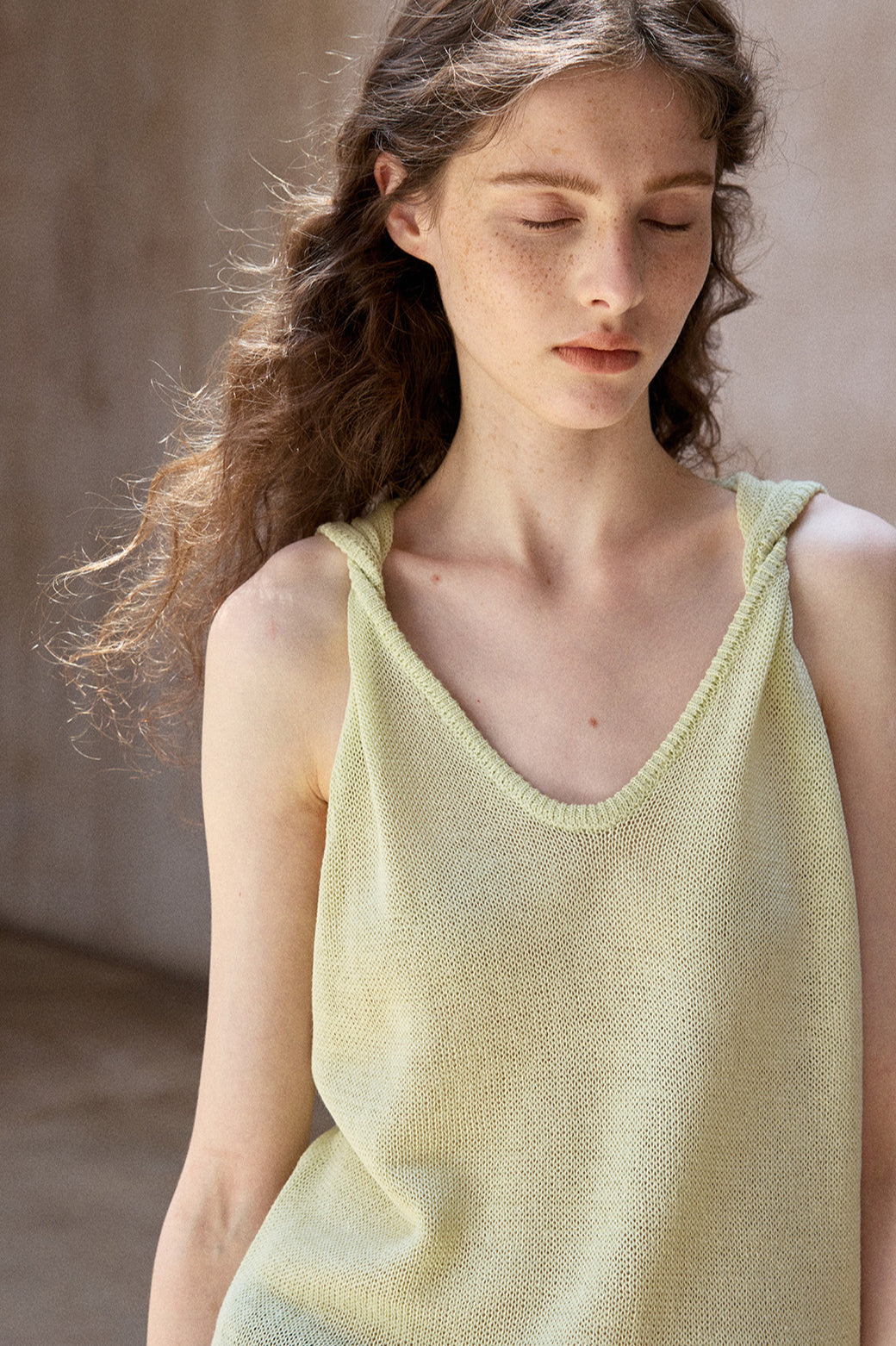 Wool containing twisted shoulder U-neck vest | 2 color