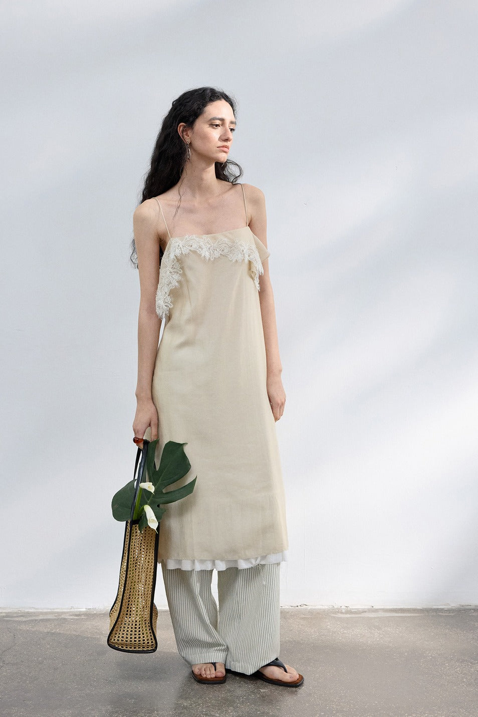 Vestido elegante ligero con ribete de encaje y borde sin rematar, con cinturón.