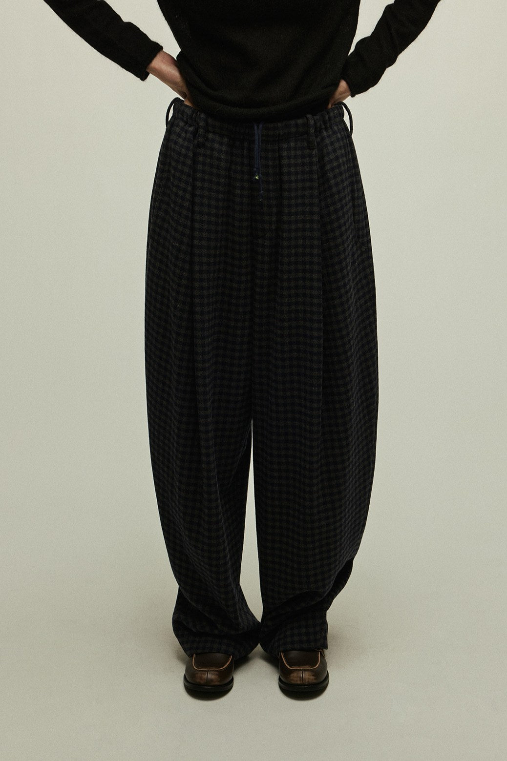 Wool-rich check pattern banana shaped pants