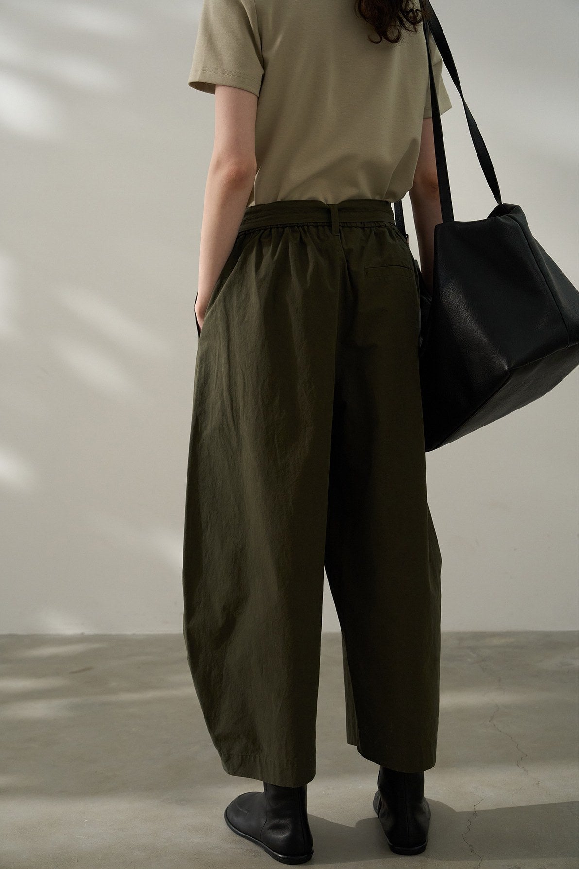 "Ohmi Bleach" cotton cocoon pants with waist-cinch bag | 2 color