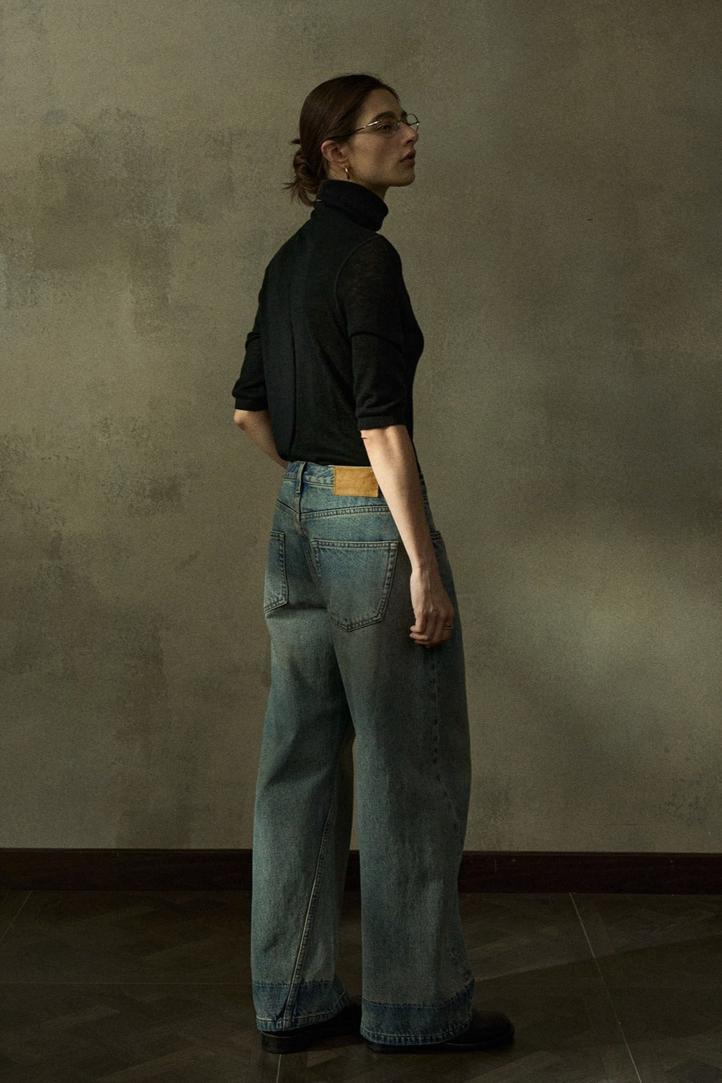 Cotton blend contrasting cuff scythe-shaped leg jeans | 2 color