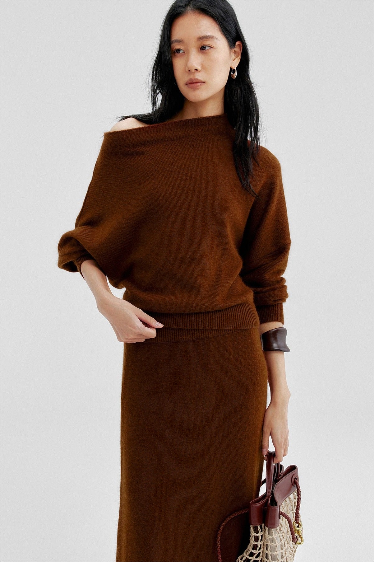 Soft and cozy off-shoulder sweater | 2 color