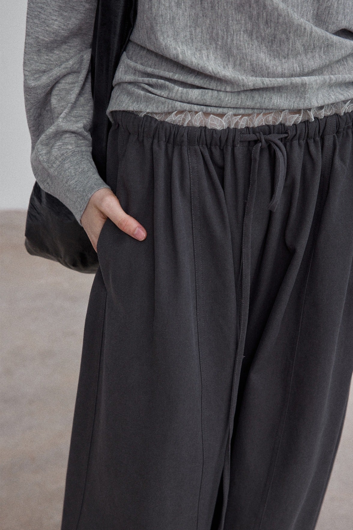 Pantalón holgado de algodón con cintura de encaje, estilo capullo, color gris oscuro