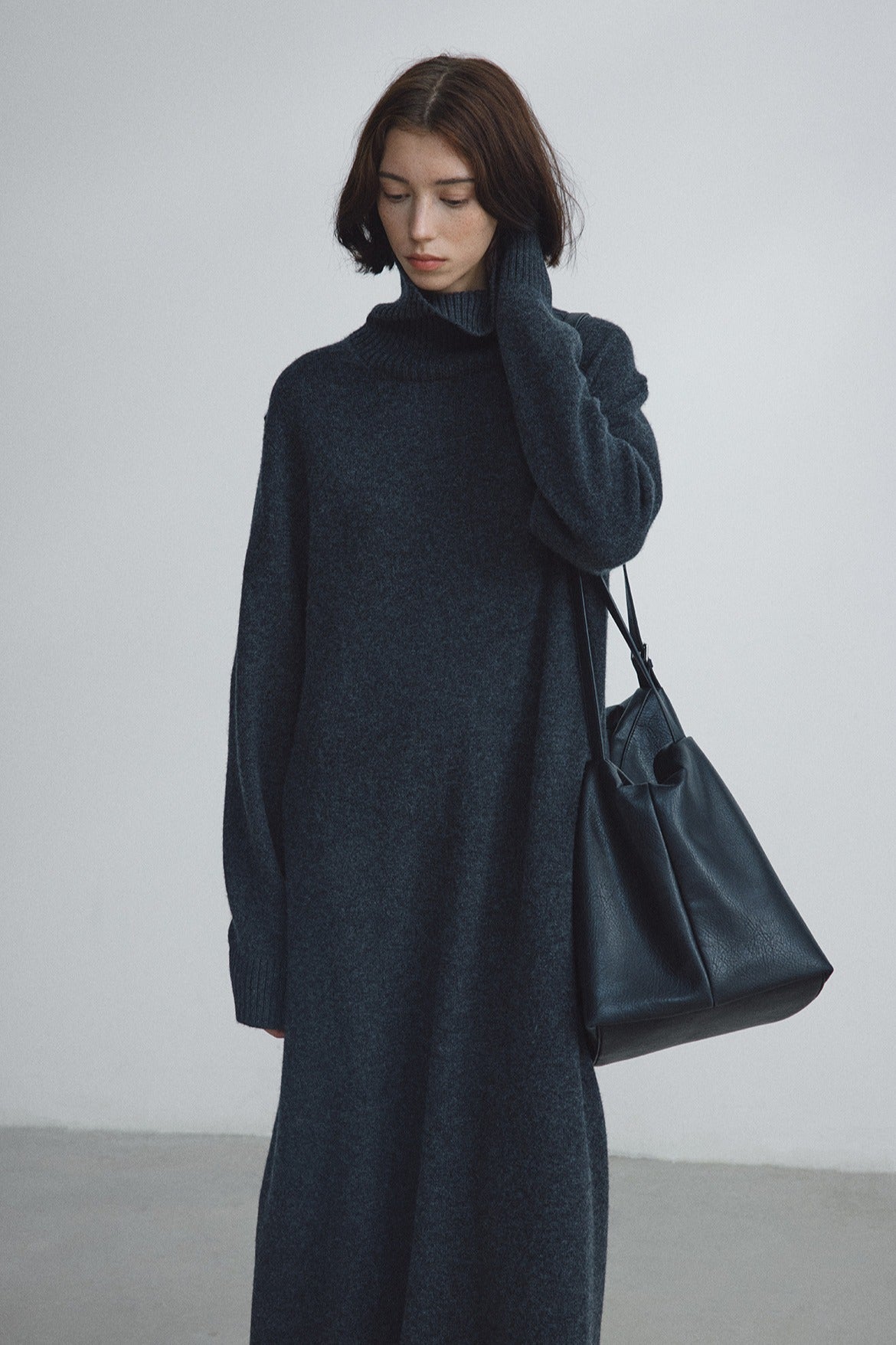 Robe oversize minimaliste à col montant 100 % laine | 3 couleurs